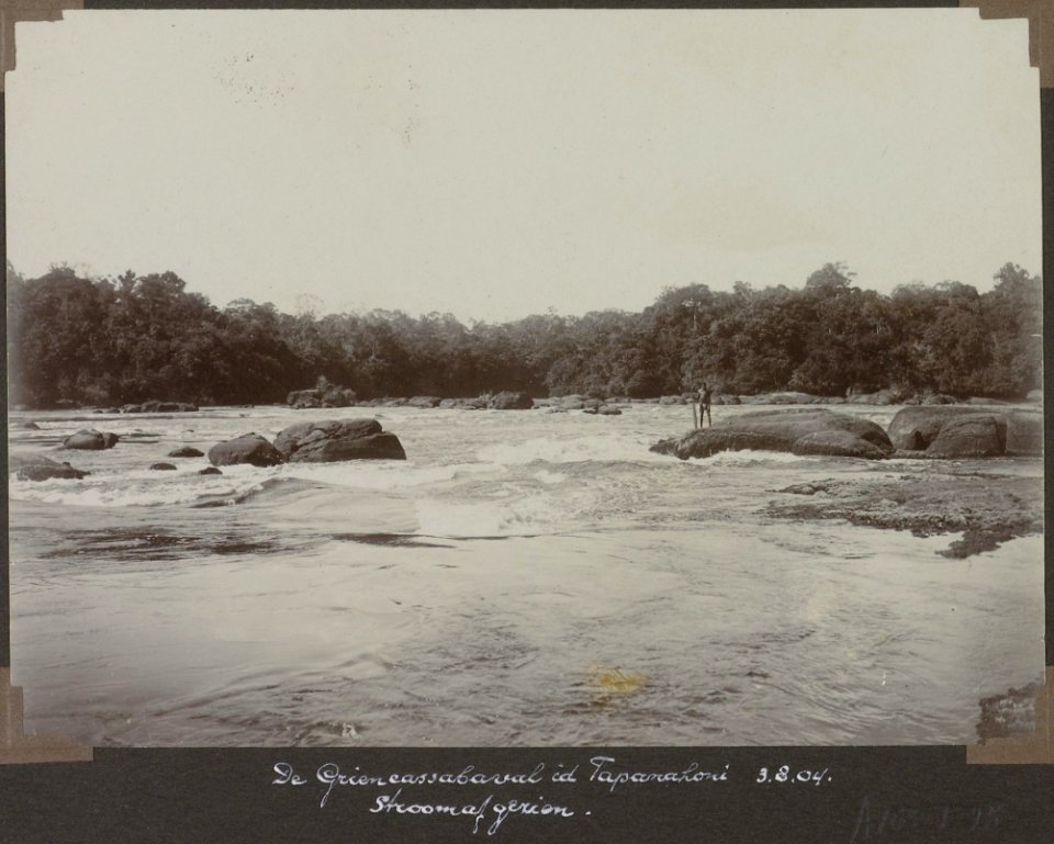 Collectie NMvWereldculturen, RV-A103-1-25, 'De Griencassabaval in de Tapanahoni stroomaf gezien (3 Augustus 1904)'. Foto- G.M. Versteeg, 3 augustus 1904