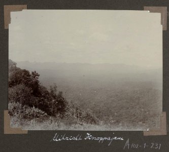 Collectie NMvWereldculturen, RV-A102-1-231, 'Uitzicht Knoppajamooi'. Foto- G.M. Versteeg, 1903-1904