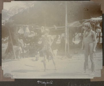 Collectie NMvWereldculturen, RV-A103-1-253, 'Majoli'. Foto- G.M. Versteeg, 1904