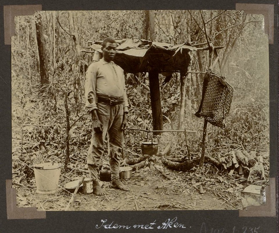 Collectie NMvWereldculturen, RV-A102-1-235, 'Kamp tweede kale top met Akem'. Foto- G.M. Versteeg, 1903-1904