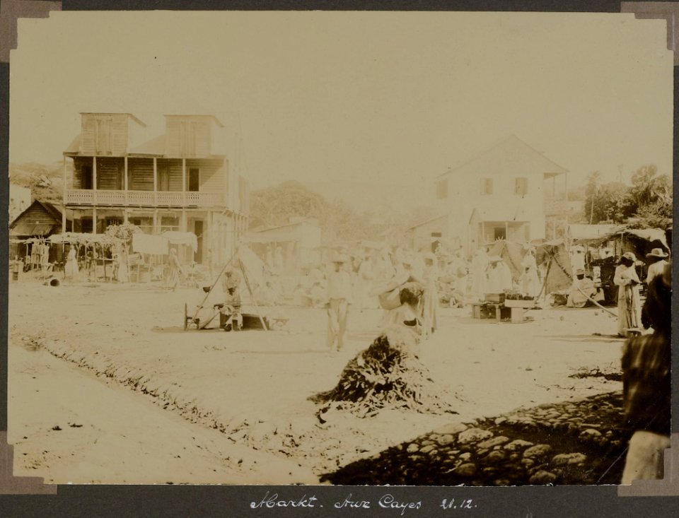 Collectie NMvWereldculturen, RV-A103-1-243, 'Markt Aux Cayes'. Foto- G.M. Versteeg, 21 december 1904
