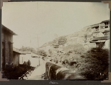 Collectie NMvWereldculturen, RV-A103-1-234, 'Ravijn te La Guayra'. Foto- G.M. Versteeg, 15 december 1904