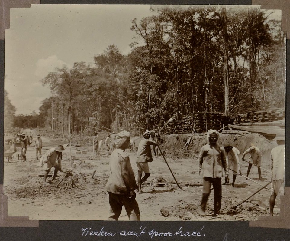 Collectie NMvWereldculturen, RV-A103-1-257, 'Werken aan het spoortracé'. Foto- G.M. Versteeg, 1904