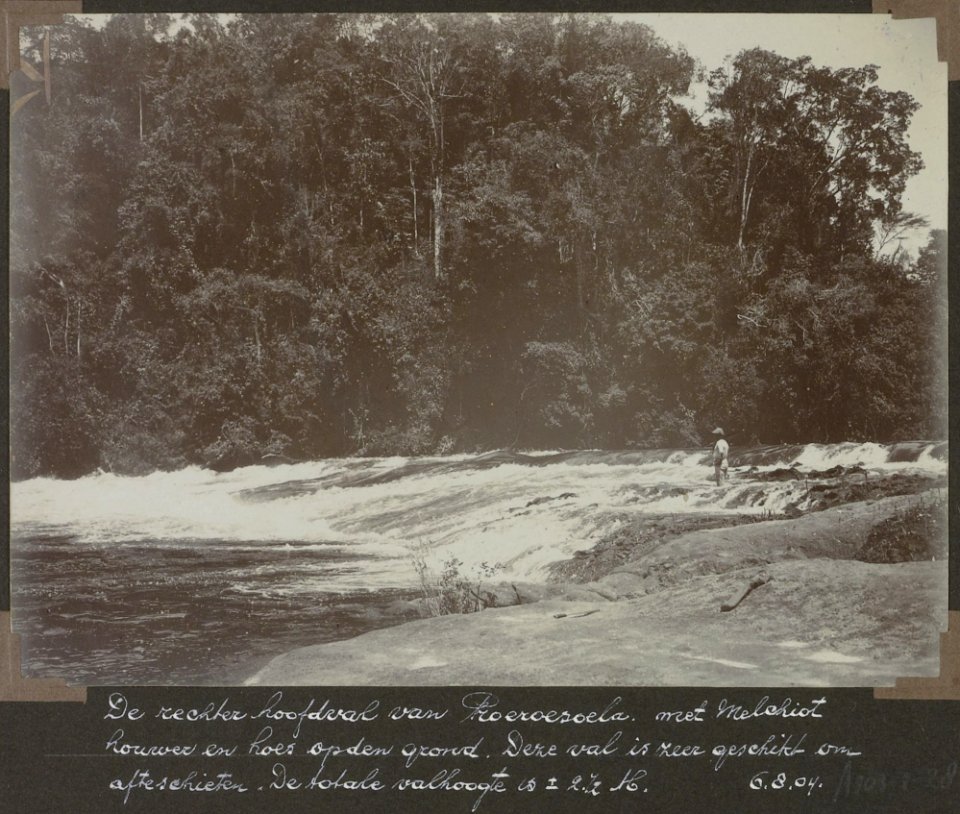 Collectie NMvWereldculturen, RV-A103-1-28, 'De rechter hoofdval van Proeroe soela met Melchiot, houwer en hoes op den grond'. Foto- G.M. Versteeg, 6 augustus 1903