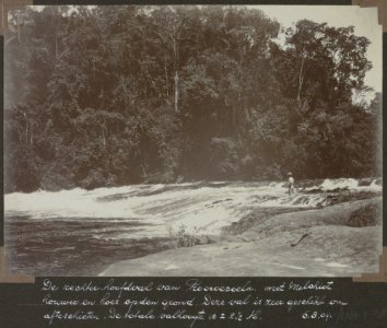 Collectie NMvWereldculturen, RV-A103-1-28, 'De rechter hoofdval van Proeroe soela met Melchiot, houwer en hoes op den grond'. Foto- G.M. Versteeg, 6 augustus 1903