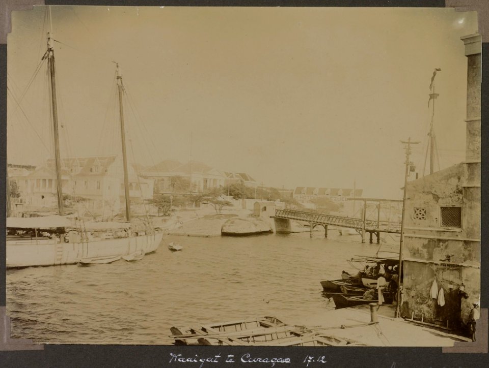 Collectie NMvWereldculturen, RV-A103-1-238, 'Wadigat te Curaçao'. Foto- G.M. Versteeg, 17 december 1904