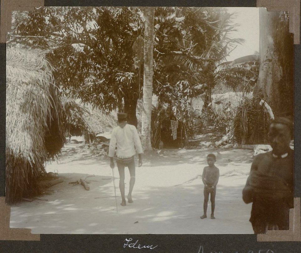 Collectie NMvWereldculturen, RV-A103-1-250, 'Drietabbetje'. Foto- G.M. Versteeg, 1904