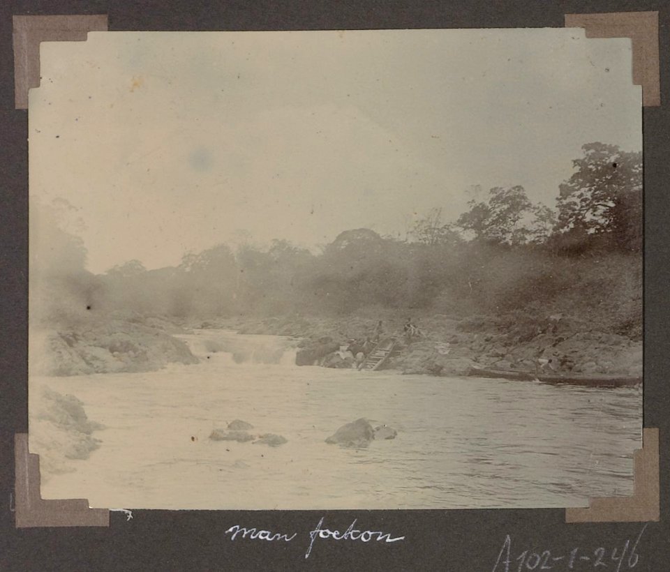 Collectie NMvWereldculturen, RV-A102-1-246, 'Manfoekon'. Foto- G.M. Versteeg, 1903-1904