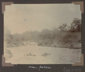 Collectie NMvWereldculturen, RV-A102-1-246, 'Manfoekon'. Foto- G.M. Versteeg, 1903-1904