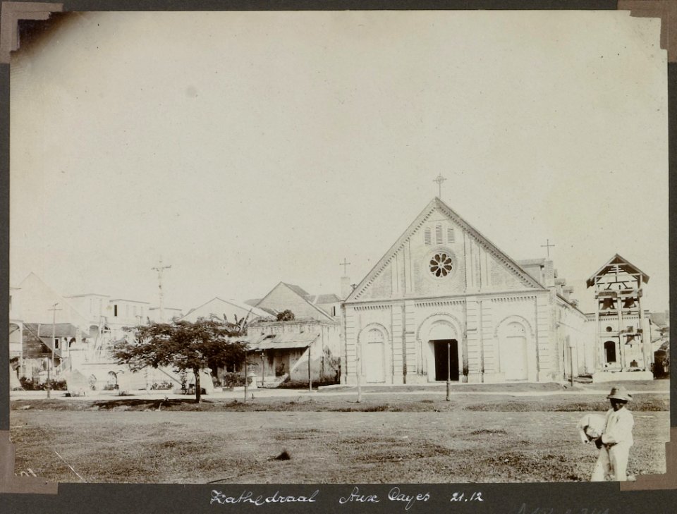 Collectie NMvWereldculturen, RV-A103-1-241, 'Kathedraal Aux Cayes'. Foto- G.M. Versteeg, 21 december 1904