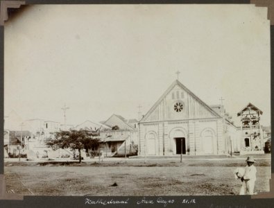 Collectie NMvWereldculturen, RV-A103-1-241, 'Kathedraal Aux Cayes'. Foto- G.M. Versteeg, 21 december 1904