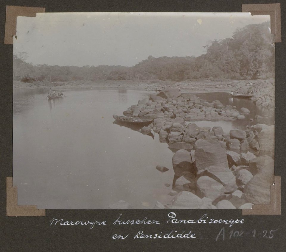 Collectie NMvWereldculturen, RV-A102-1-25, 'Marowijne tusschen Panabisoengoe en Lensididde'. Foto- G.M. Versteeg, 1903-1904