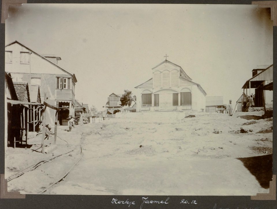 Collectie NMvWereldculturen, RV-A103-1-245, 'Kerkje Jacmel'. Foto- G.M. Versteeg, 20 december 1904