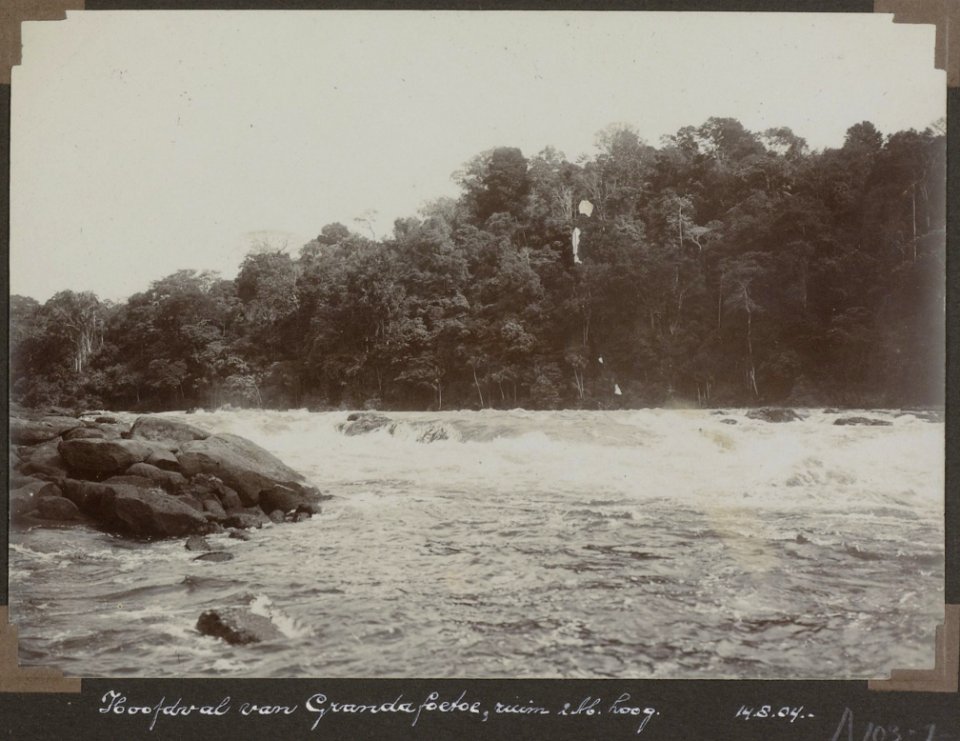 Collectie NMvWereldculturen, RV-A103-1-35, 'Hoofdval van Grandafoetoe, ruim 2 meter hoog '. Foto- G.M. Versteeg, 14 augustus 1904