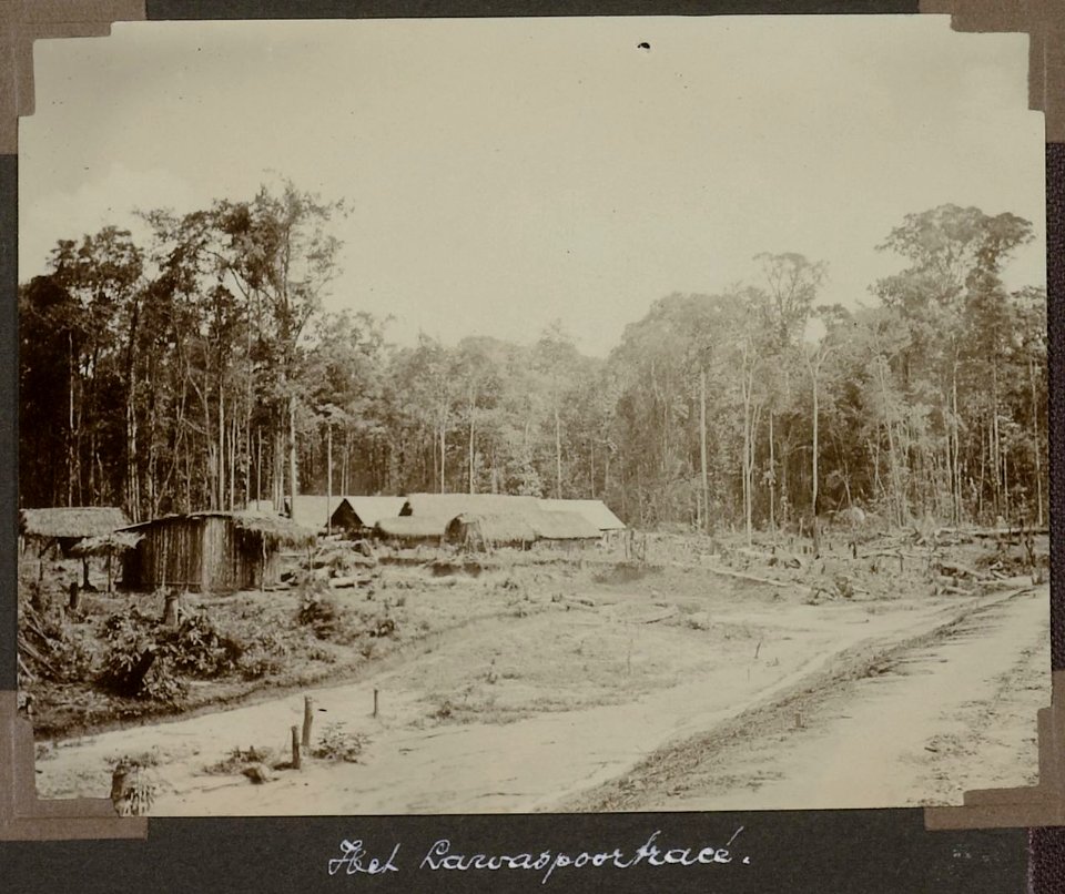 Collectie NMvWereldculturen, RV-A103-1-258, 'Het Lawaspoortracé'. Foto- G.M. Versteeg, 1904