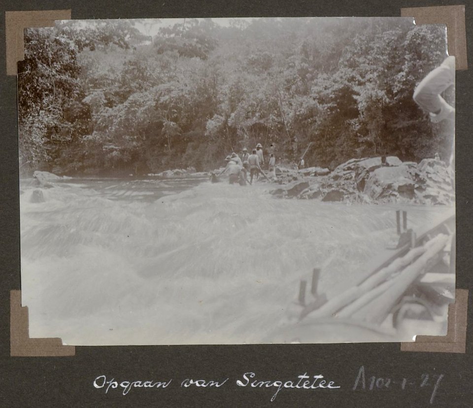 Collectie NMvWereldculturen, RV-A102-1-27, 'Opgaan van Singatetee'. Foto- G.M. Versteeg, 1903-1904