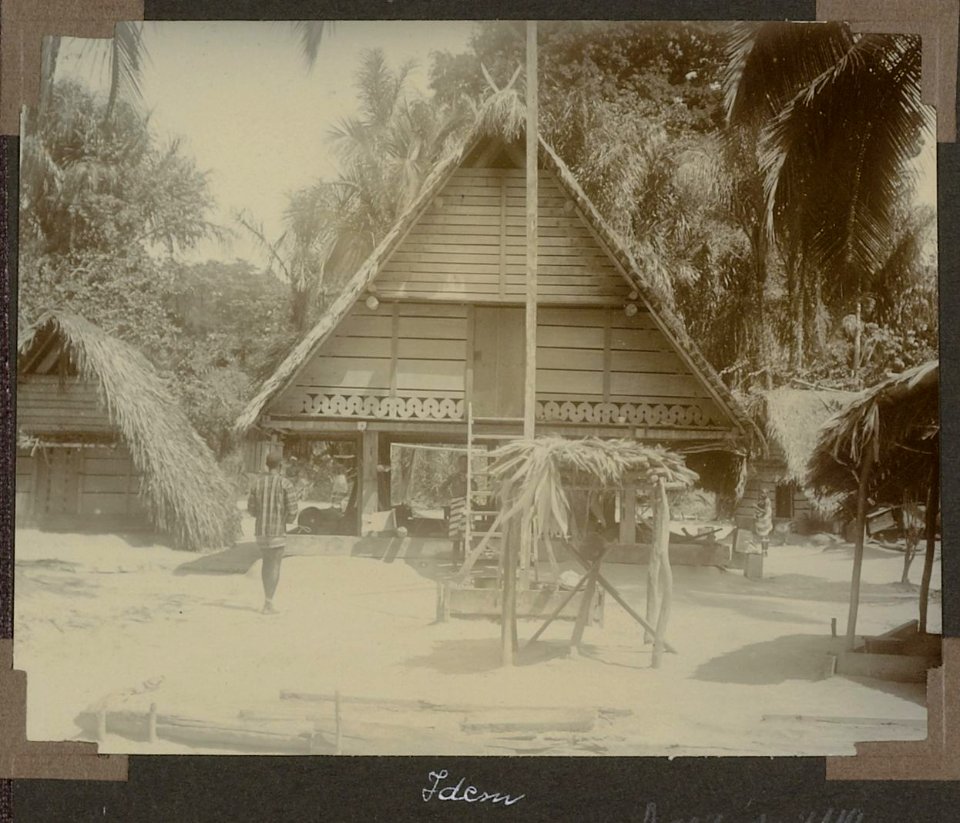 Collectie NMvWereldculturen, RV-A103-1-249, 'Drietabbetje'. Foto- G.M. Versteeg, 1904