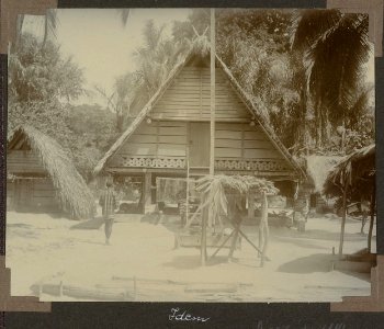 Collectie NMvWereldculturen, RV-A103-1-249, 'Drietabbetje'. Foto- G.M. Versteeg, 1904