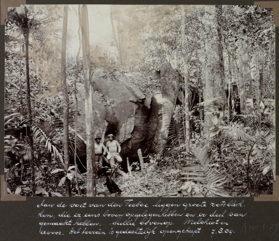 Collectie NMvWereldculturen, RV-A103-1-29, 'Aan de voet van den Teeboe liggen groote rotsblokken die er eens boven op gelegen hebben en er deel van gemaakt hebben '. Foto- G.M. Versteeg, 7 augustus 1904