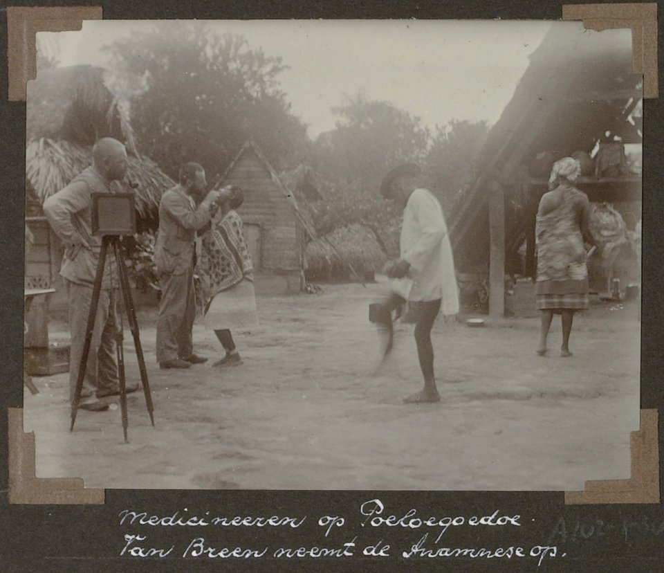 Collectie NMvWereldculturen, RV-A102-1-30, 'Medicineeren op Poeloegoedoe. Van Breen neemt de Awamnese op.'. Foto- G.M. Versteeg, 1903-1904