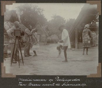 Collectie NMvWereldculturen, RV-A102-1-30, 'Medicineeren op Poeloegoedoe. Van Breen neemt de Awamnese op.'. Foto- G.M. Versteeg, 1903-1904