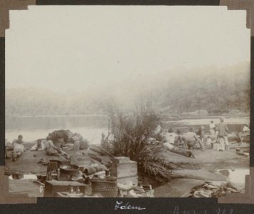 Collectie NMvWereldculturen, RV-A103-1-252, 'Bagage bij Allamandidon'. Foto- G.M. Versteeg, 1904
