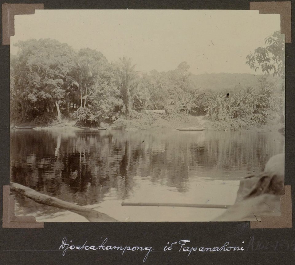 Collectie NMvWereldculturen, RV-A102-1-34, 'Djoekakampong in de Tapanahoni'. Foto- G.M. Versteeg, 1903-1904