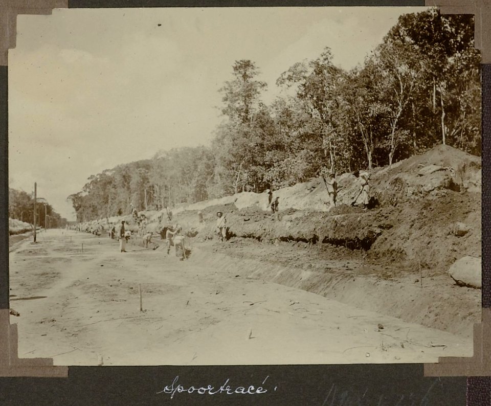 Collectie NMvWereldculturen, RV-A103-1-256, 'Spoortracé'. Foto- G.M. Versteeg, 1904