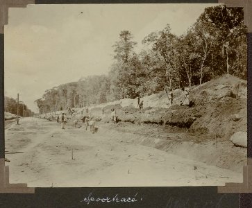 Collectie NMvWereldculturen, RV-A103-1-256, 'Spoortracé'. Foto- G.M. Versteeg, 1904