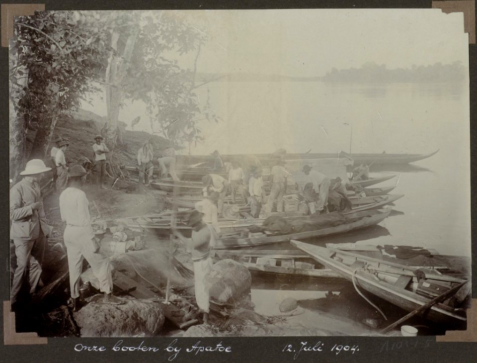 Collectie NMvWereldculturen, RV-A103-1-5, 'Onze booten bij Apatoe (12 Juli 1904)'. Foto- G.M. Versteeg, 12 juli 1904
