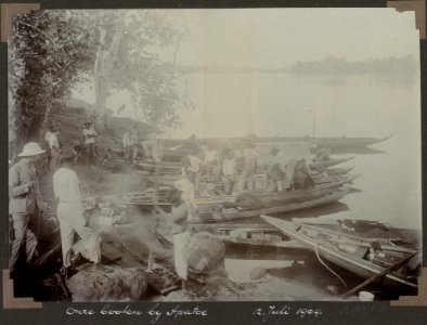 Collectie NMvWereldculturen, RV-A103-1-5, 'Onze booten bij Apatoe (12 Juli 1904)'. Foto- G.M. Versteeg, 12 juli 1904