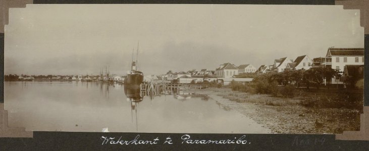 Collectie NMvWereldculturen, RV-A103-1-4, 'Waterkant te Parimaribo'. Foto- G.M. Versteeg, 1904