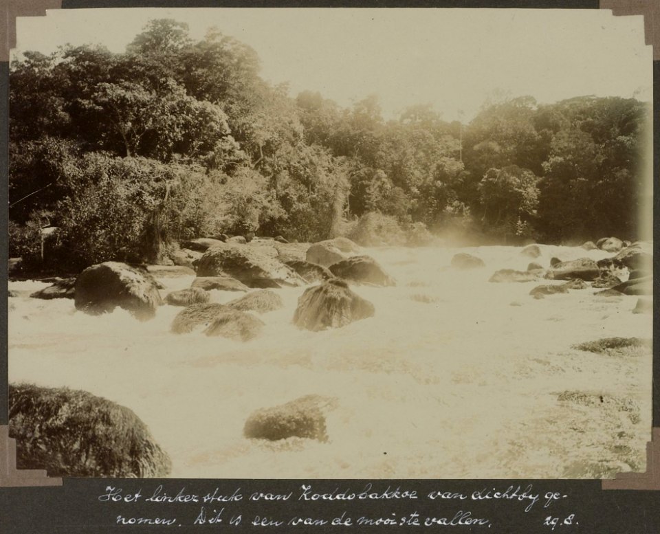 Collectie NMvWereldculturen, RV-A103-1-53, 'Het linker stuk van den Koddobakkoeval van dichtbij genomen. Dit is een van de mooiste vallen.'. Foto- G.M. Versteeg, 29 augustus 1904