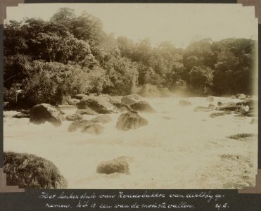 Collectie NMvWereldculturen, RV-A103-1-53, 'Het linker stuk van den Koddobakkoeval van dichtbij genomen. Dit is een van de mooiste vallen.'. Foto- G.M. Versteeg, 29 augustus 1904