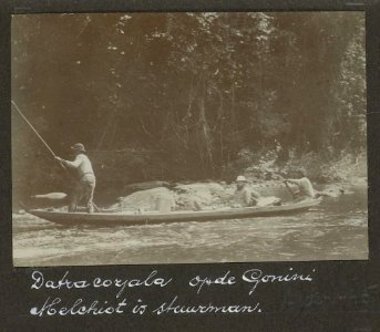 Collectie NMvWereldculturen, RV-A102-1-45, 'Datracorjaba op de Gonini Melchiot is stuurman.'. Foto- G.M. Versteeg, 1903-1904