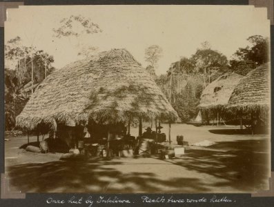 Collectie NMvWereldculturen, RV-A103-1-57, 'Onze hut bij Inteliwa. Rechts twee ronde hutten'. Foto- G.M. Versteeg, 1904