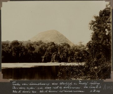 Collectie NMvWereldculturen, RV-A103-1-34, 'Teeboe van bovenstrooms, dus westelijk en zuidelijk helling'. Foto- G.M. Versteeg, 11 augustus 1903