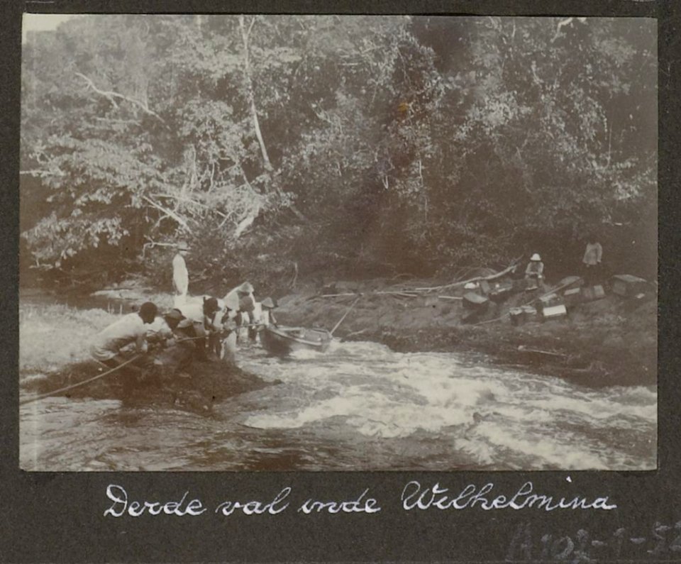 Collectie NMvWereldculturen, RV-A102-1-52, 'Derde val in de Wilhelmina'. Foto- G.M. Versteeg, 1903-1904