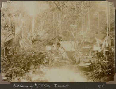 Collectie NMvWereldculturen, RV-A103-1-50, 'Het kamp bij Ingie Pikien. A. Franssen en C.H. de Goeje'. Foto- G.M. Versteeg, 27 augustus 1904