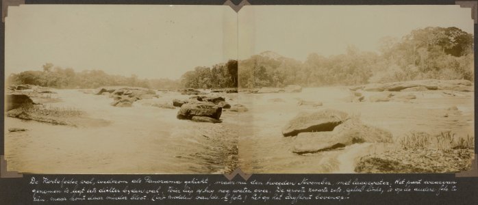 Collectie NMvWereldculturen, RV-A103-1-41a, 'De Kortofoetoe val, wederom als panorama gekiekt, met laagwater'. Foto- G.M. Versteeg