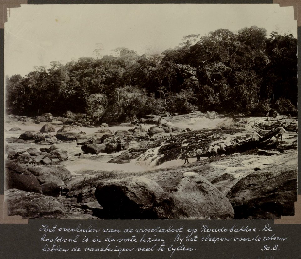 Collectie NMvWereldculturen, RV-A103-1-54, 'Het overhalen van de visscherboot op Koddobakkoe'. Foto- G.M. Versteeg, 30 augustus 1904