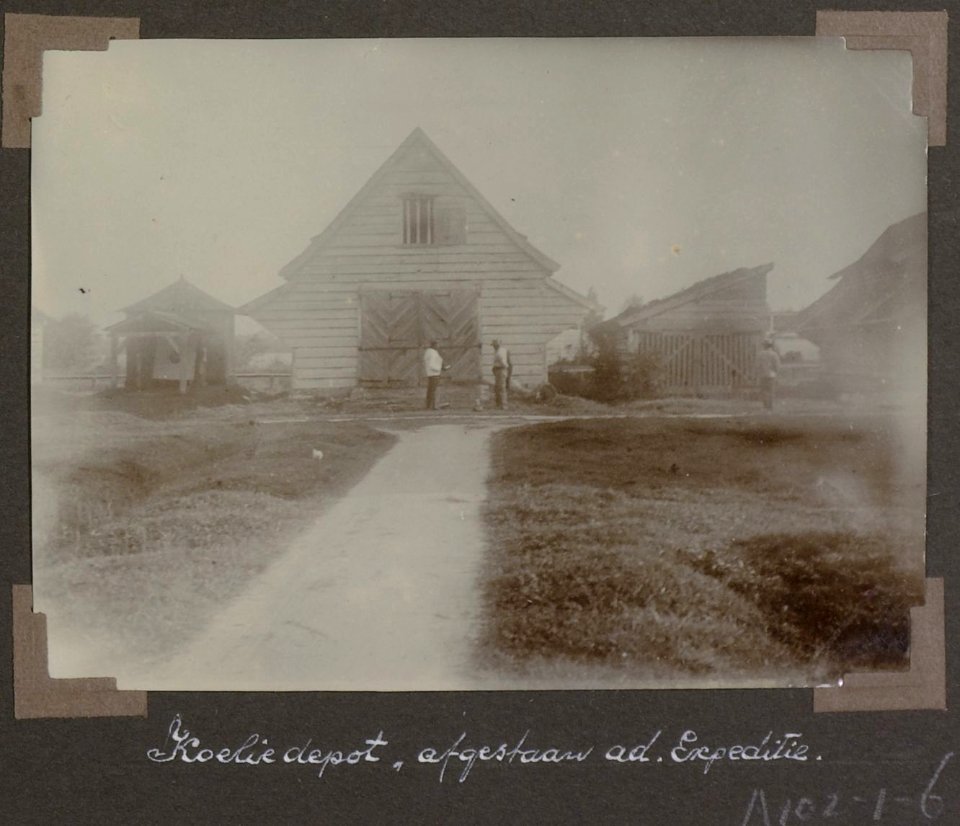 Collectie NMvWereldculturen, RV-A102-1-6, 'Koeliedepot, afgestaan aan de expeditie'. Foto- G.M. Versteeg, 1903-1904