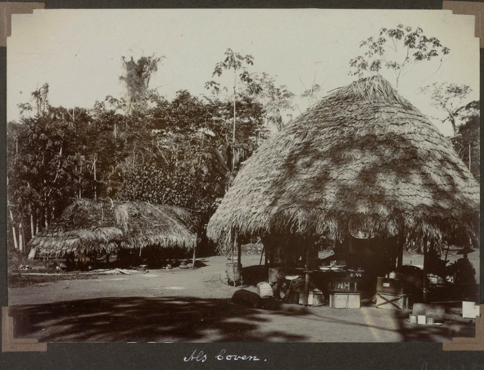 Collectie NMvWereldculturen, RV-A103-1-58, 'Onze hut bij Inteliwa'. Foto- G.M. Versteeg, 1904