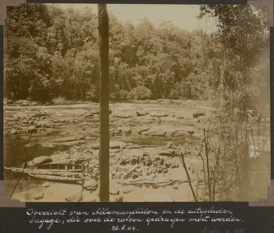 Collectie NMvWereldculturen, RV-A103-1-49, 'Overzicht van Allamandidon en de uitgeladen bagage, die over de rotsen gedragen moet worden'. Foto- G.M. Versteeg, 26 augustus 1904