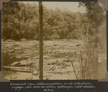 Collectie NMvWereldculturen, RV-A103-1-49, 'Overzicht van Allamandidon en de uitgeladen bagage, die over de rotsen gedragen moet worden'. Foto- G.M. Versteeg, 26 augustus 1904