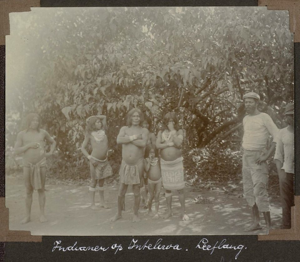 Collectie NMvWereldculturen, RV-A103-1-75, 'Indianen op Inteliwa. Leeflang'. Foto- G.M. Versteeg, 1904