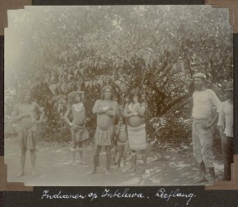 Collectie NMvWereldculturen, RV-A103-1-75, 'Indianen op Inteliwa. Leeflang'. Foto- G.M. Versteeg, 1904