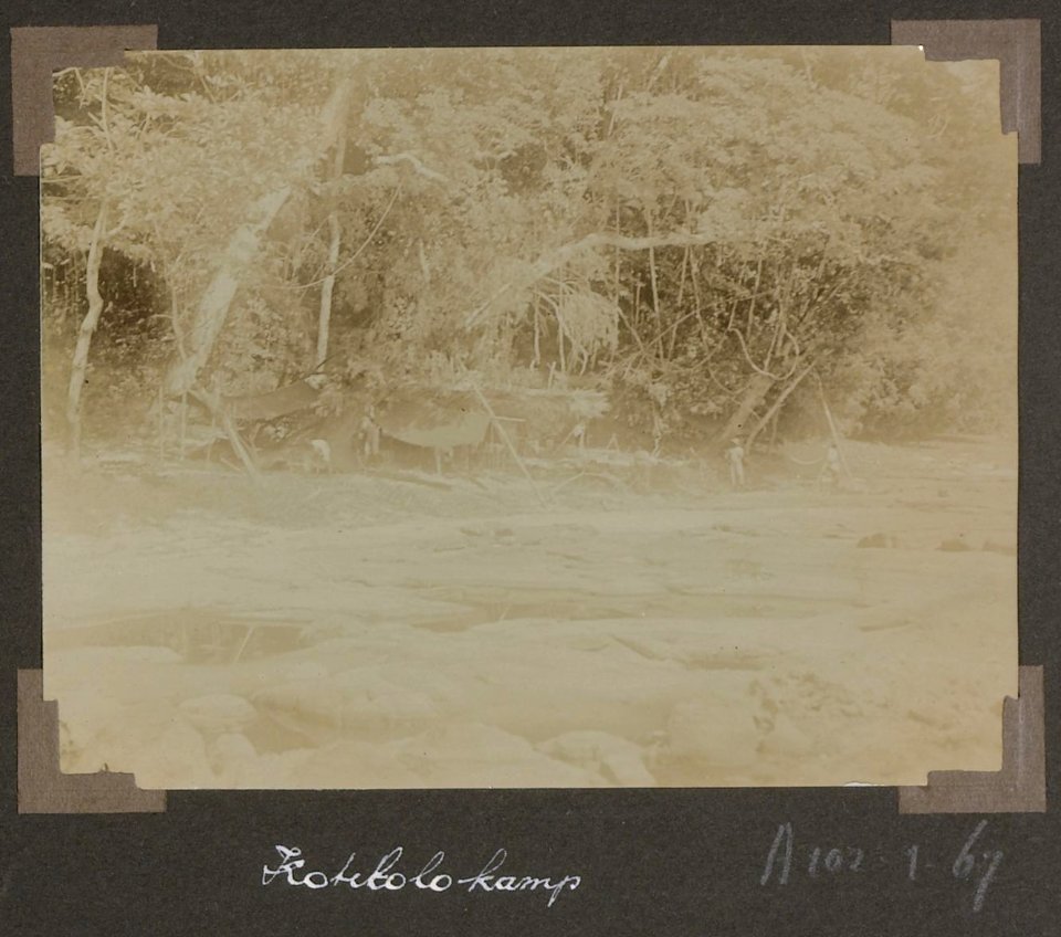 Collectie NMvWereldculturen, RV-A102-1-67, 'Kotilolokamp'. Foto- G.M. Versteeg, 1903-1904