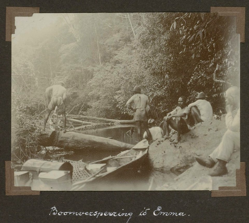 Collectie NMvWereldculturen, RV-A102-1-74, 'Boomversperring in de Emma'. Foto- G.M. Versteeg, 1903-1904