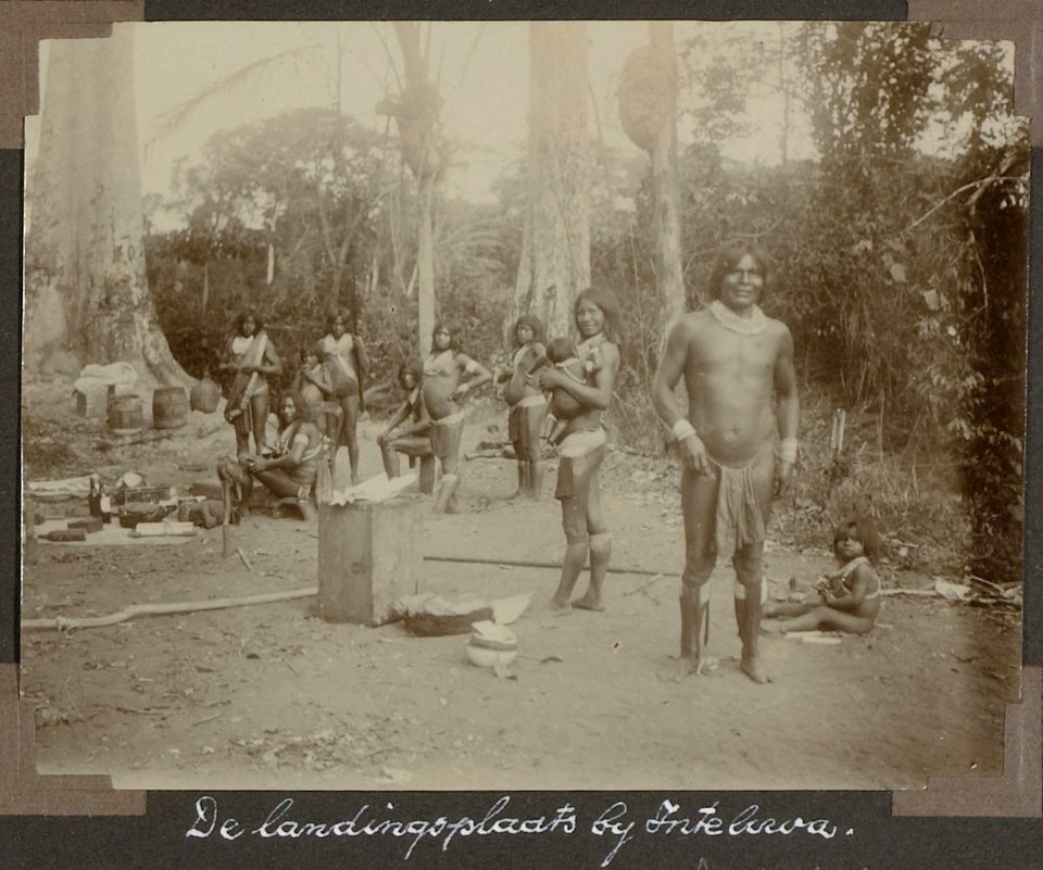 Collectie NMvWereldculturen, RV-A103-1-72, 'De landingsplaats bij Inteliwa'. Foto- G.M. Versteeg, 1904